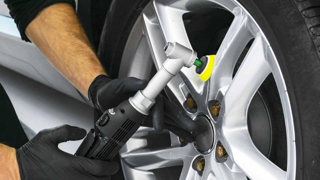 Schwarze Hände mit Handschuhen polieren Autofelgen