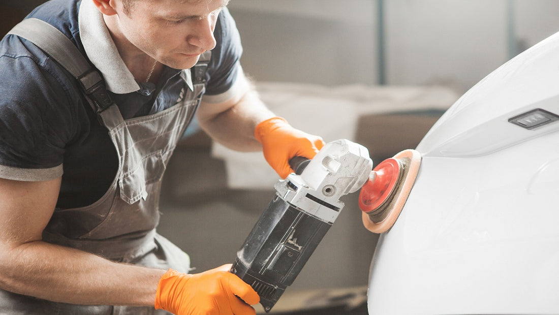 Polieren des Aluminiumrades mit der Maschine