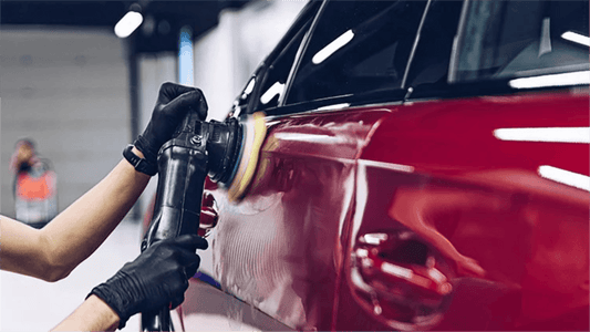 Autopolitur nach dem Abschleifen eines Autos auto polish after sanding a car fastplus abrasives