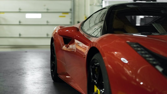 Ein glänzendes rotes Auto in der Garage