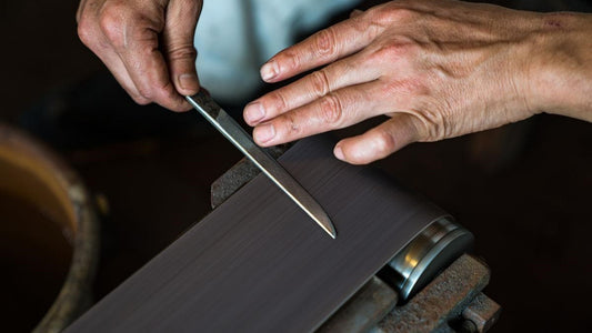 Sharpening a knife using sandpaper