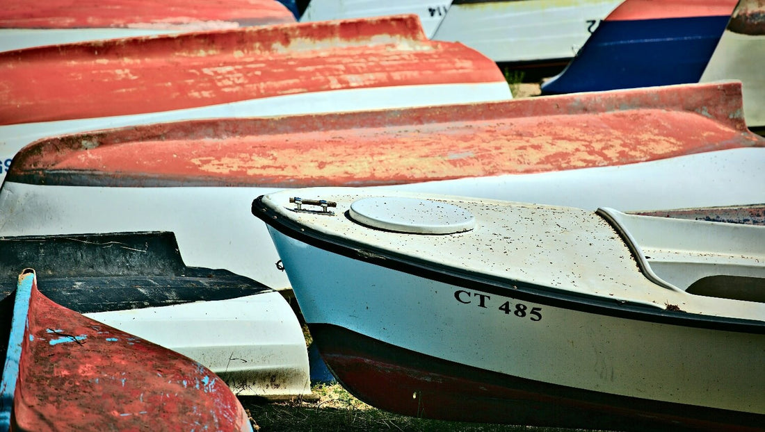 Wie repariert man ein Loch in seinem Boot