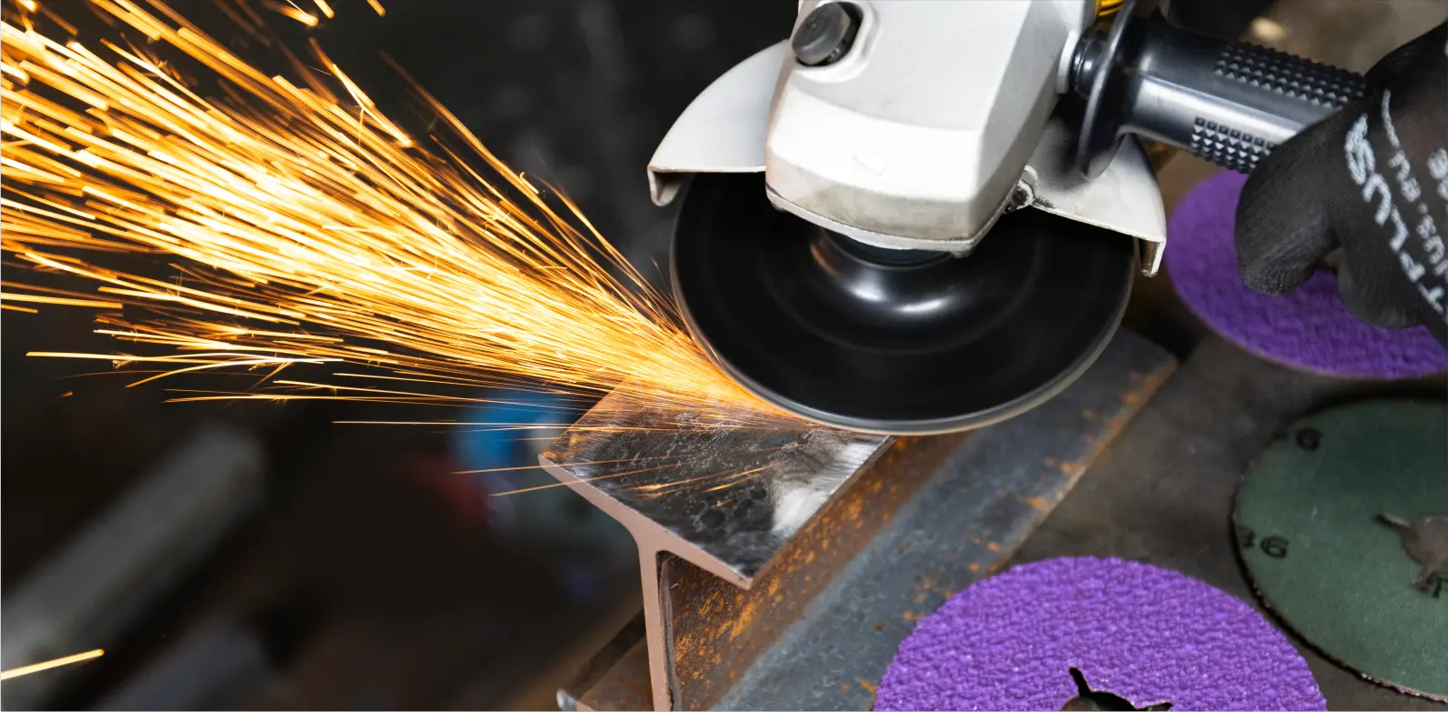 Charger la vidéo : Fiberscheiben Cera-plus Metall Schleifen | Diese Fiberscheiben revolutionieren das Metallschleifen